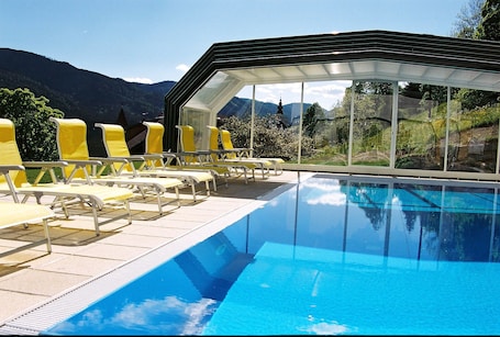 Una piscina techada, una piscina al aire libre