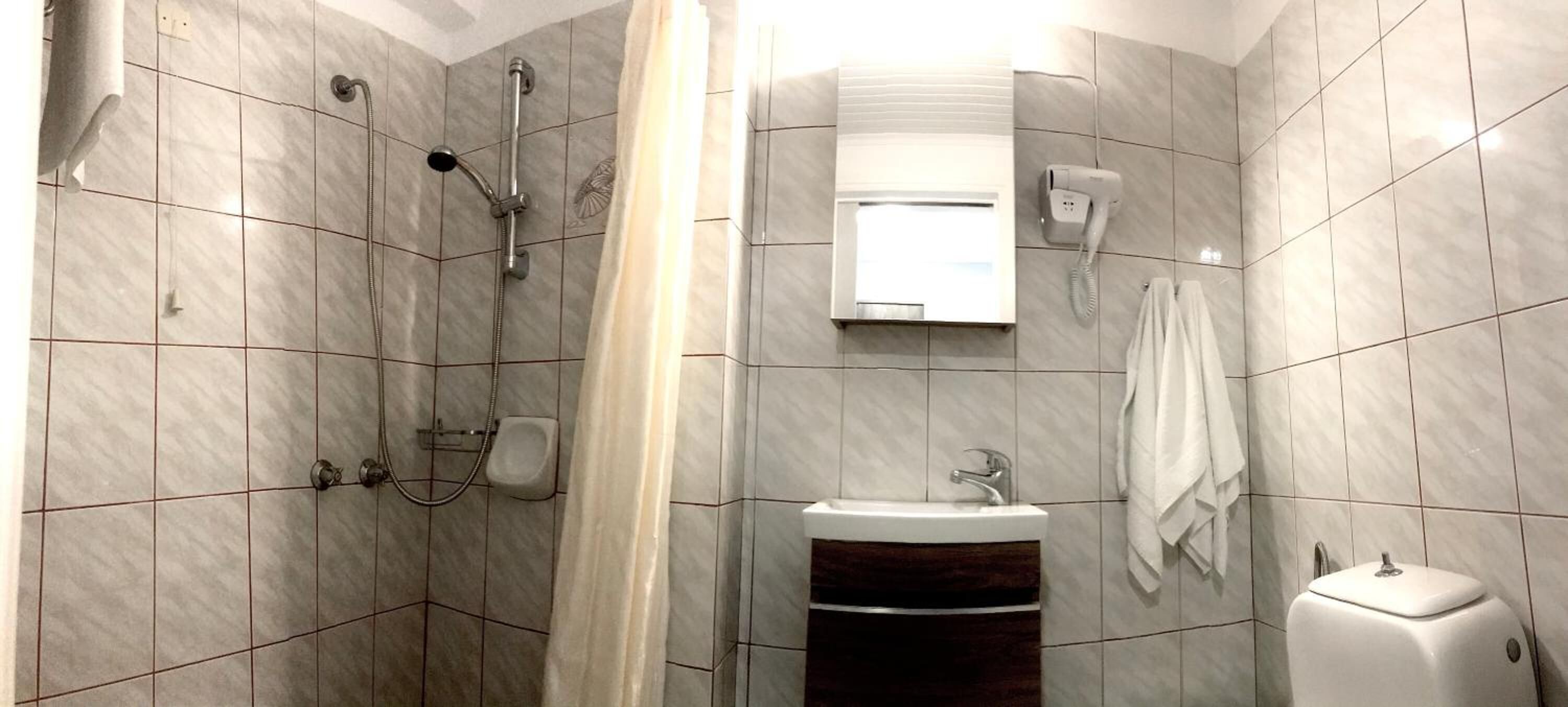 Een douche, een haardroger, handdoeken