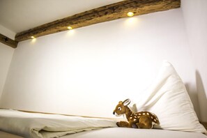 In-room safe, individually decorated, desk, laptop workspace - Gasthof Knappenwirt (Neumarkt in Steiermark)
