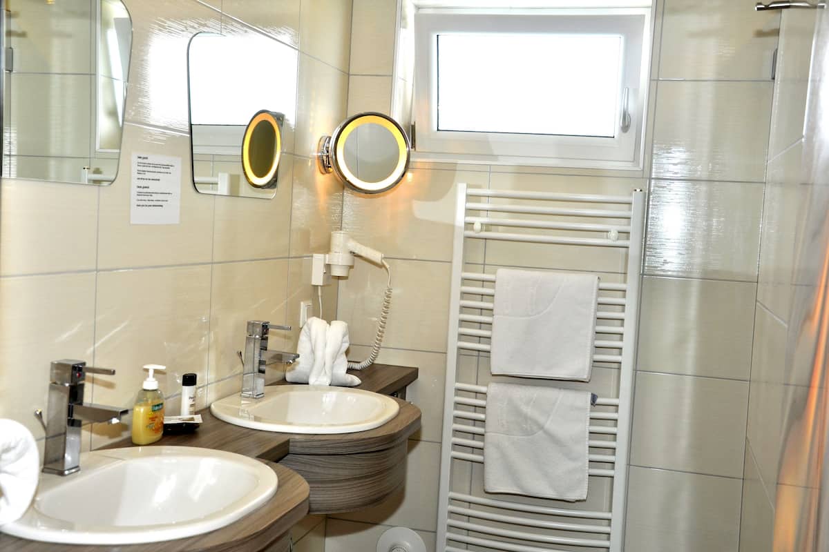 family apartment, 2 bedrooms, balcony | bathroom | shower, hair dryer, heated floors, towels