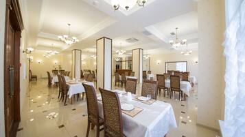 Breakfast (RUB 200 per person)