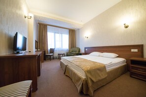 Een kluis op de kamer, een bureau, verduisterende gordijnen