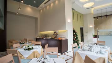 Tägliches Frühstücksbuffet (3 EUR pro Person)