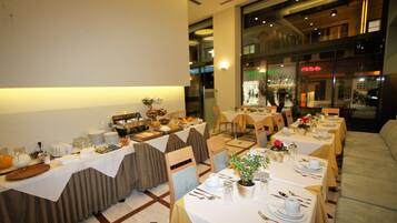 Daily buffet breakfast for a fee