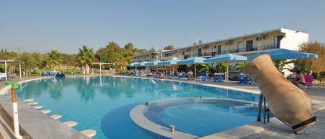 시즌별로 운영되는 야외 수영장