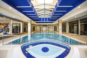 室內游泳池和2 座室外游泳池，提供泳池遮陽傘和日光浴躺椅