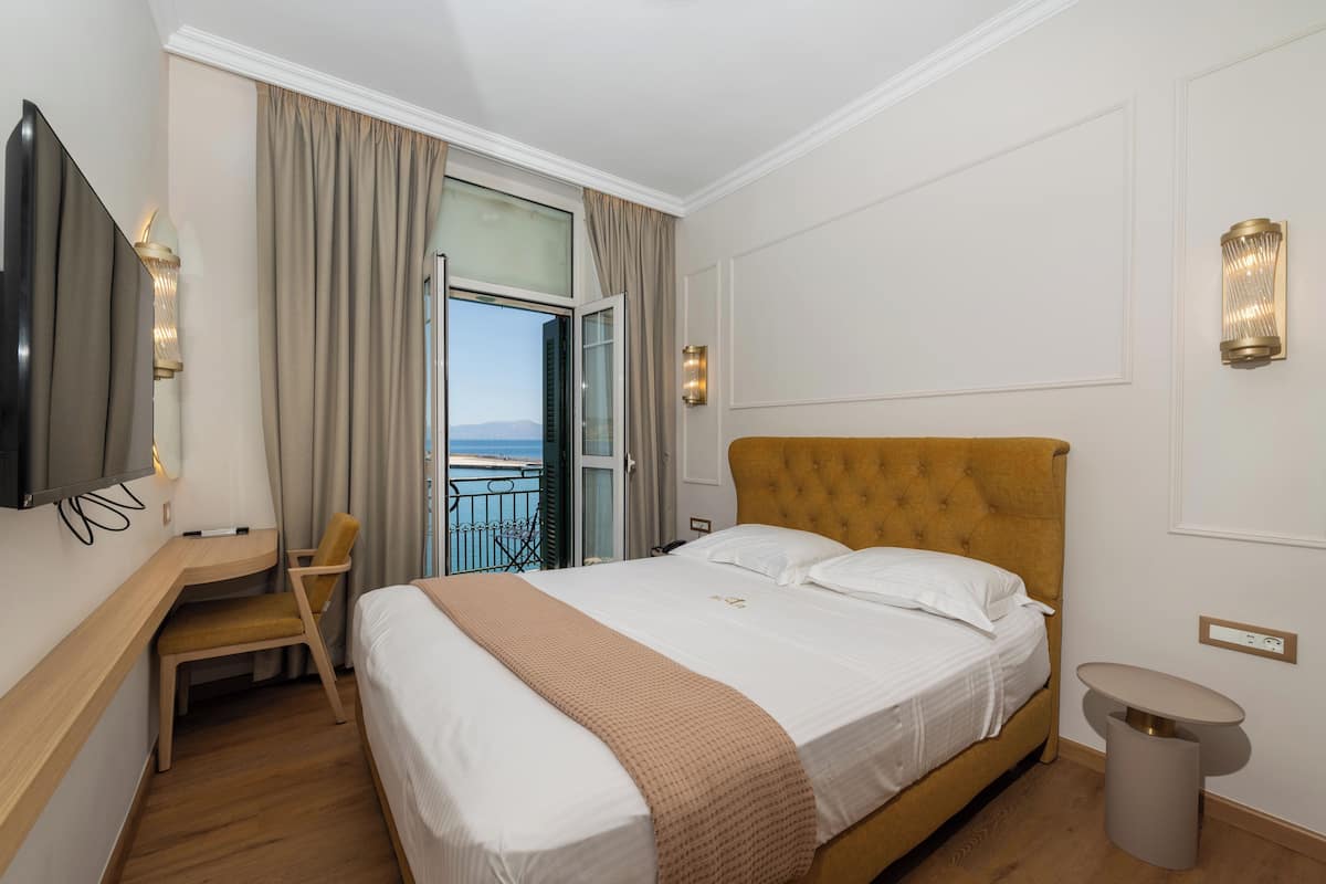 In-room safe, soundproofing, free WiFi, bed sheets