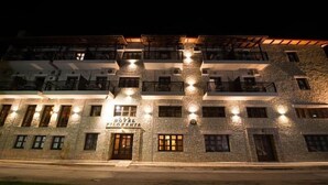 Un bâtiment en pierre doté de nombreux balcons et d’une enseigne indiquant « HÔTEL LOZENTIA ».