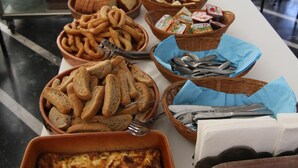 Una mesa de buffet con diversos alimentos y utensilios.