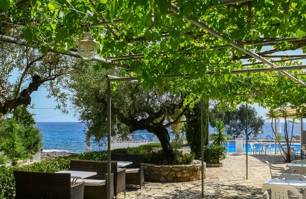 Dining - Kardamili Beach Hotel (West Mani)