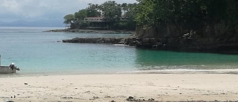 Una spiaggia nelle vicinanze