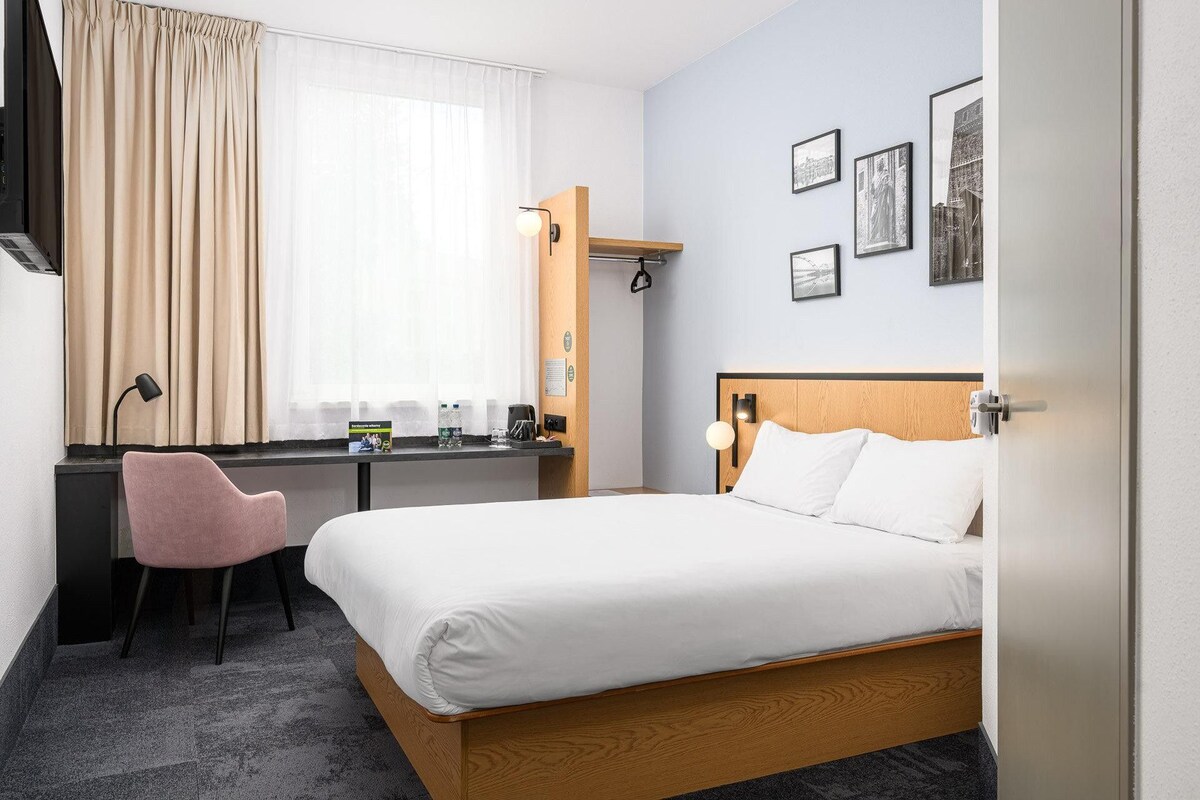 Standard Room, 1 Double Bed | Desk, blackout drapes, soundproofing, cribs (free)