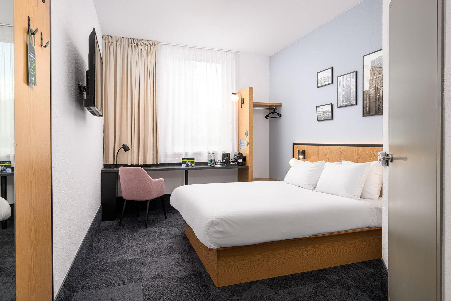 Premium Room, 1 Queen Bed | Desk, blackout drapes, soundproofing, cribs (free)