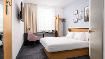 Premium Room, 1 Queen Bed | Desk, blackout drapes, soundproofing, cribs (free)