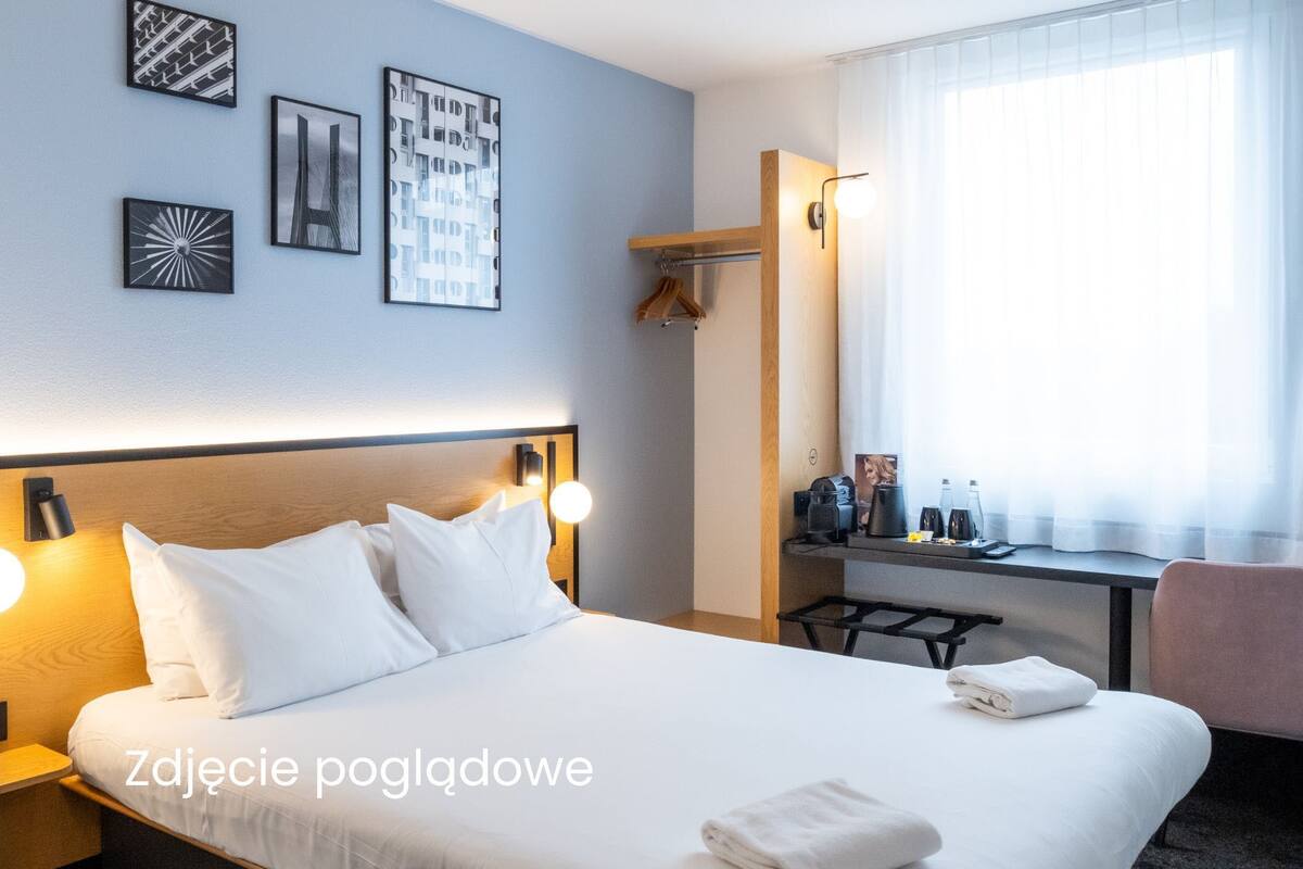 desk, blackout curtains, soundproofing, free cots/infant beds