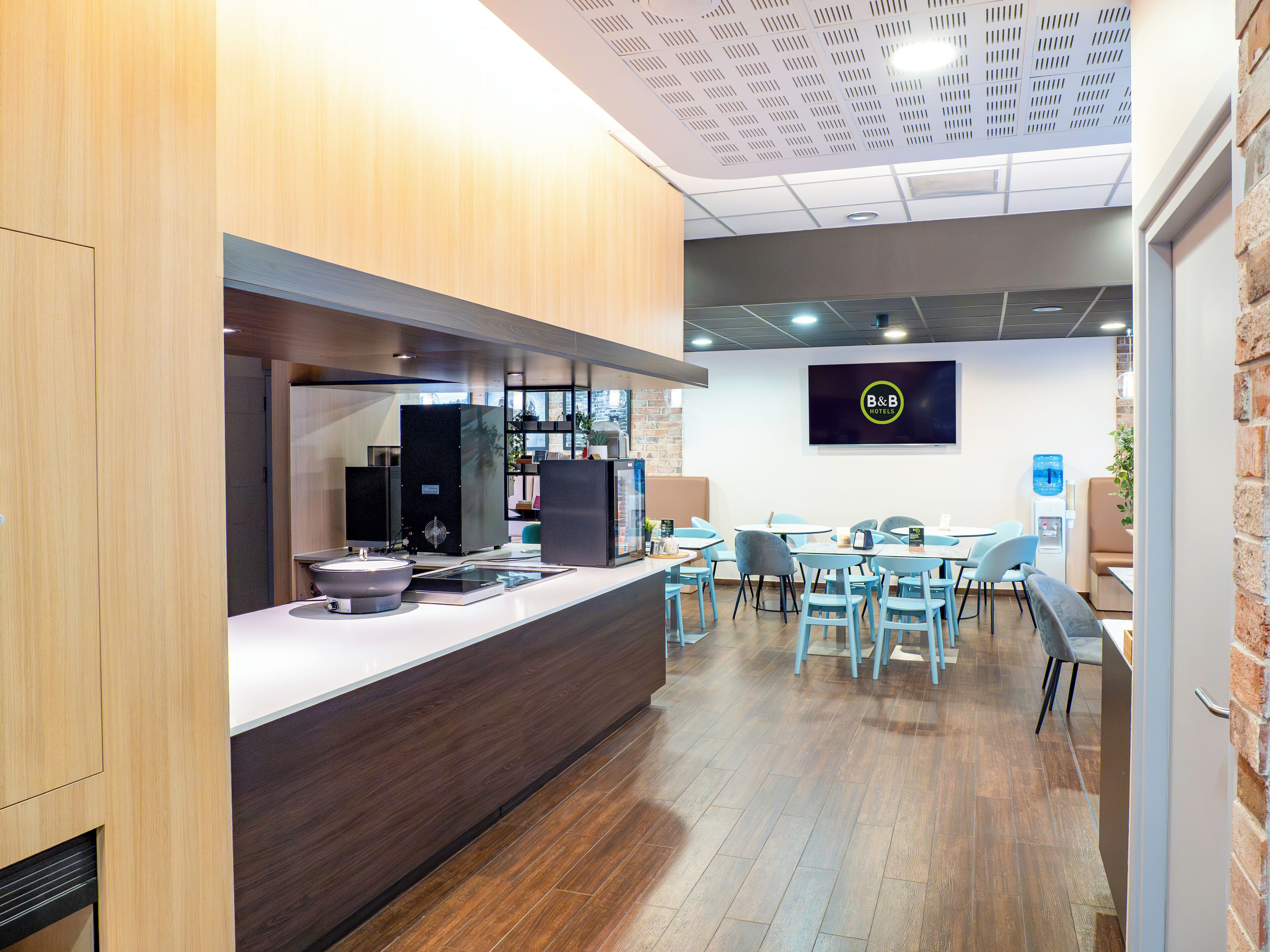 Daily buffet breakfast (PLN 49 per person)