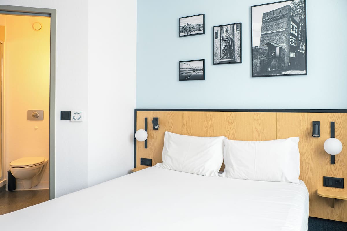 Premium-huone, 1 keskisuuri parisänky | Työpöytä, pimennysverhot, äänieristys, ilmaiset vauvansängyt