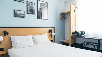 Premium Room, 1 Queen Bed | Desk, blackout drapes, soundproofing, cribs (free)