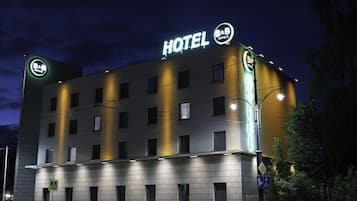Un edificio moderno de hotel con un llamativo letrero que dice 'HOTEL' en la parte superior.