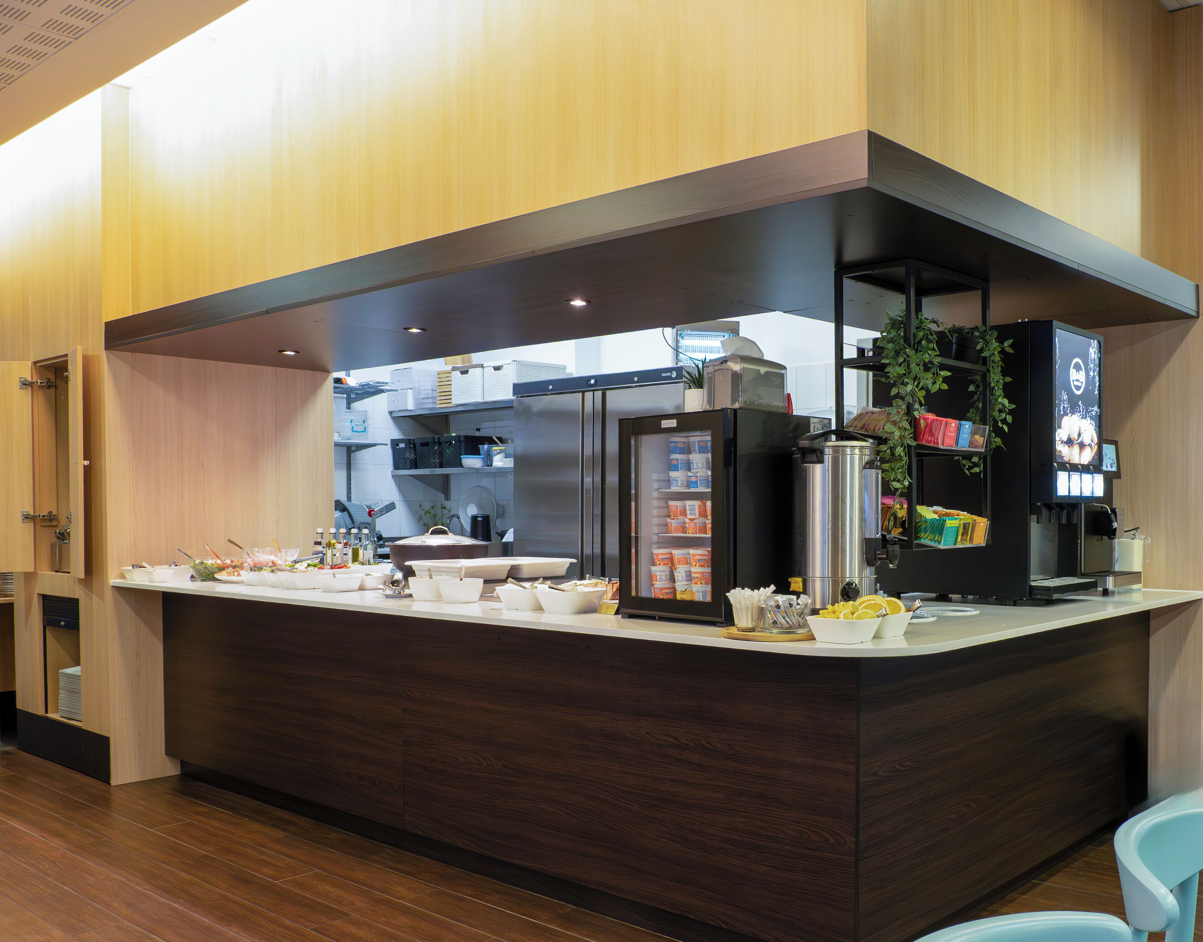 daily buffet breakfast (pln 49 per person)