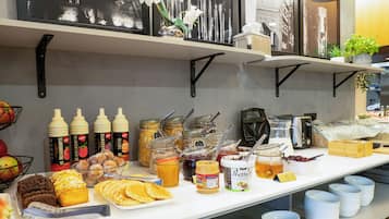 Daily buffet breakfast (PLN 49 per person)