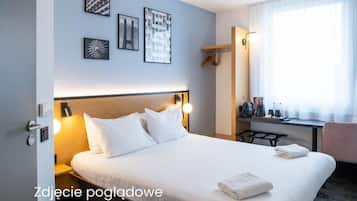 Phòng Premium, 2 giường đơn | Bàn, màn/rèm cản sáng, phòng cách âm