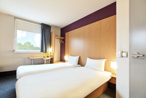 Standard Twin Room, 2 Single Beds | 1 bedroom, desk, blackout curtains, soundproofing