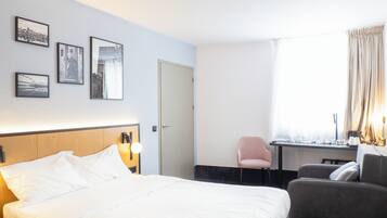 Escritorio, cortinas blackout, insonorización y cunas gratuitas