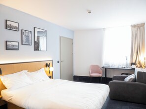 Escriptori, cortines opaques i habitacions insonoritzades 