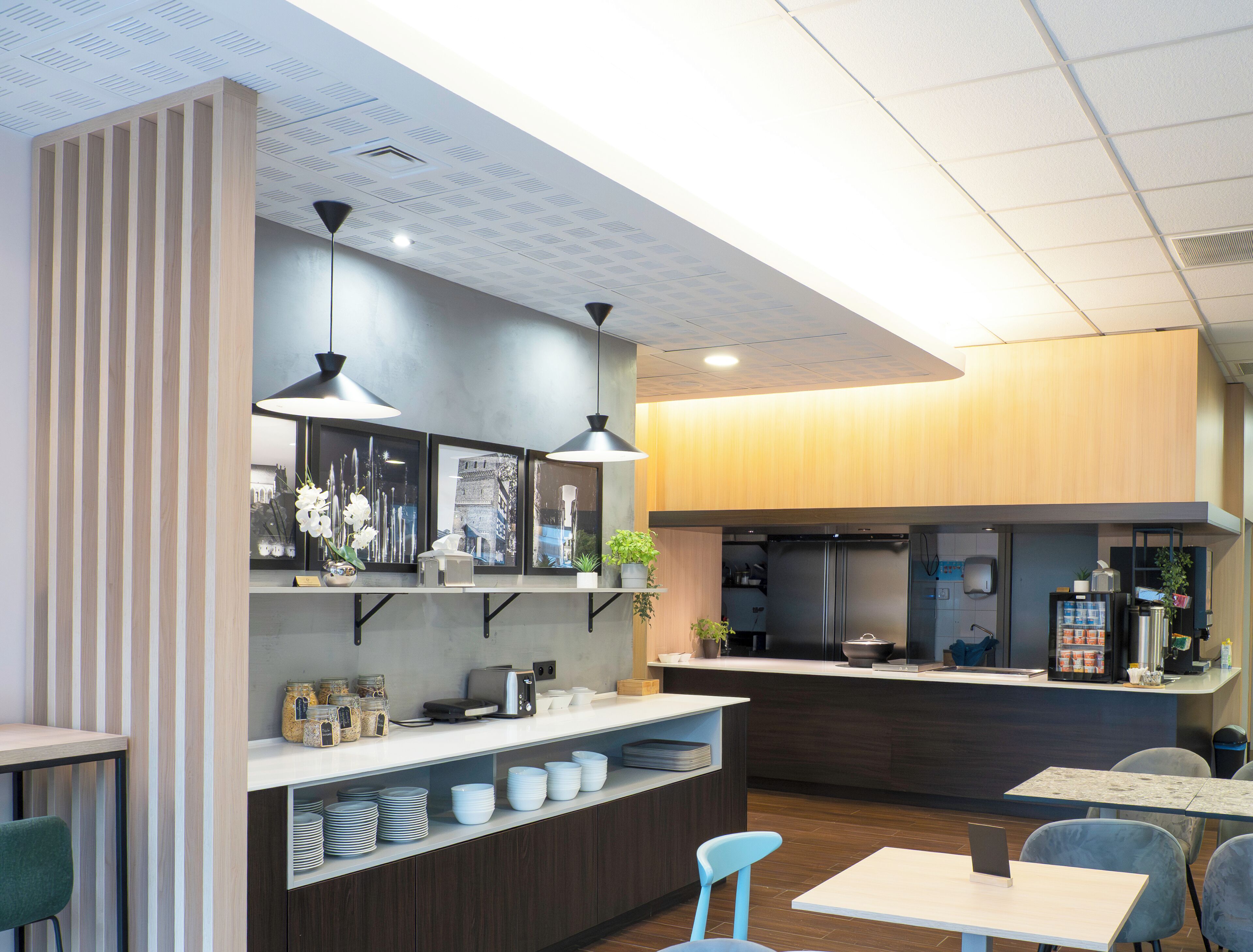 daily buffet breakfast (pln 49 per person)