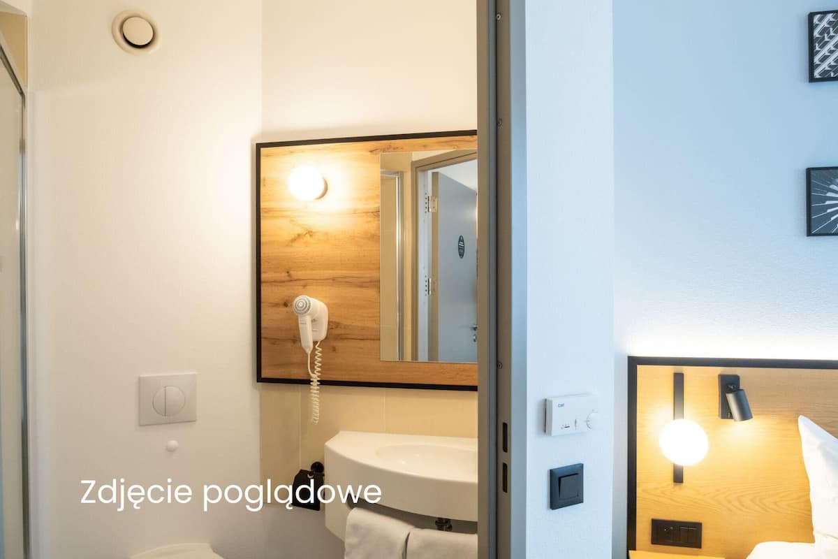 Työpöytä, pimennysverhot, äänieristys, ilmaiset vauvansängyt