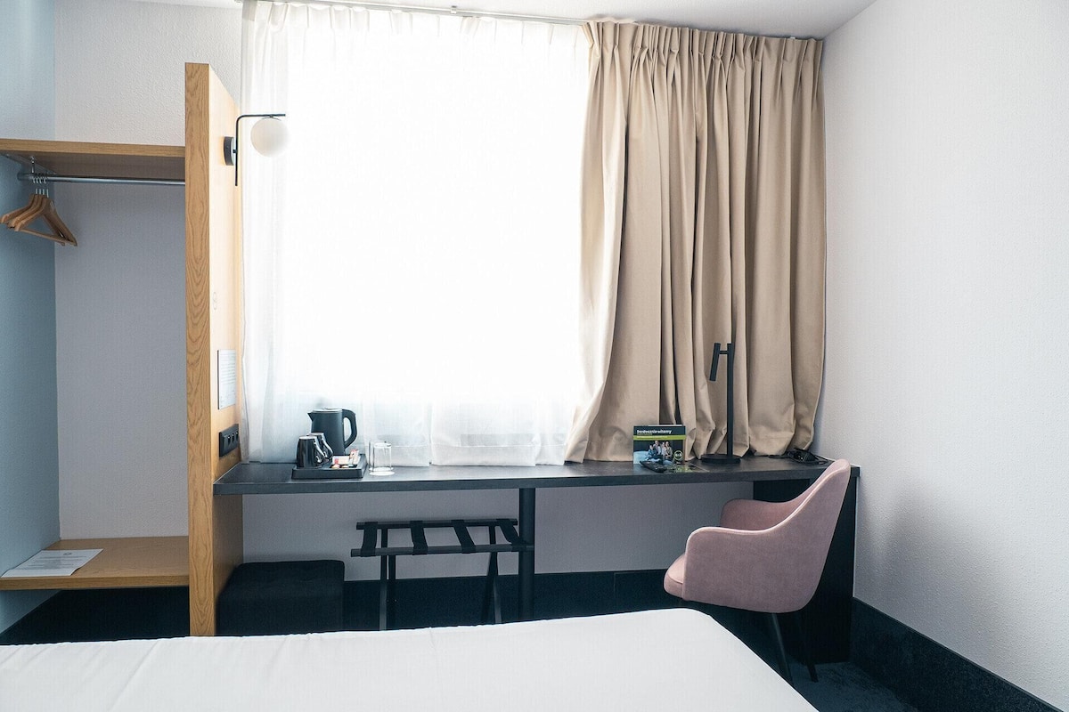 Habitación estándar, 1 cama matrimonial | Escritorio, cortinas blackout, insonorización y cunas gratuitas