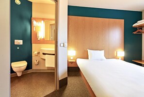 Standard Room, 1 Double Bed | 1 bedroom, desk, blackout curtains, soundproofing