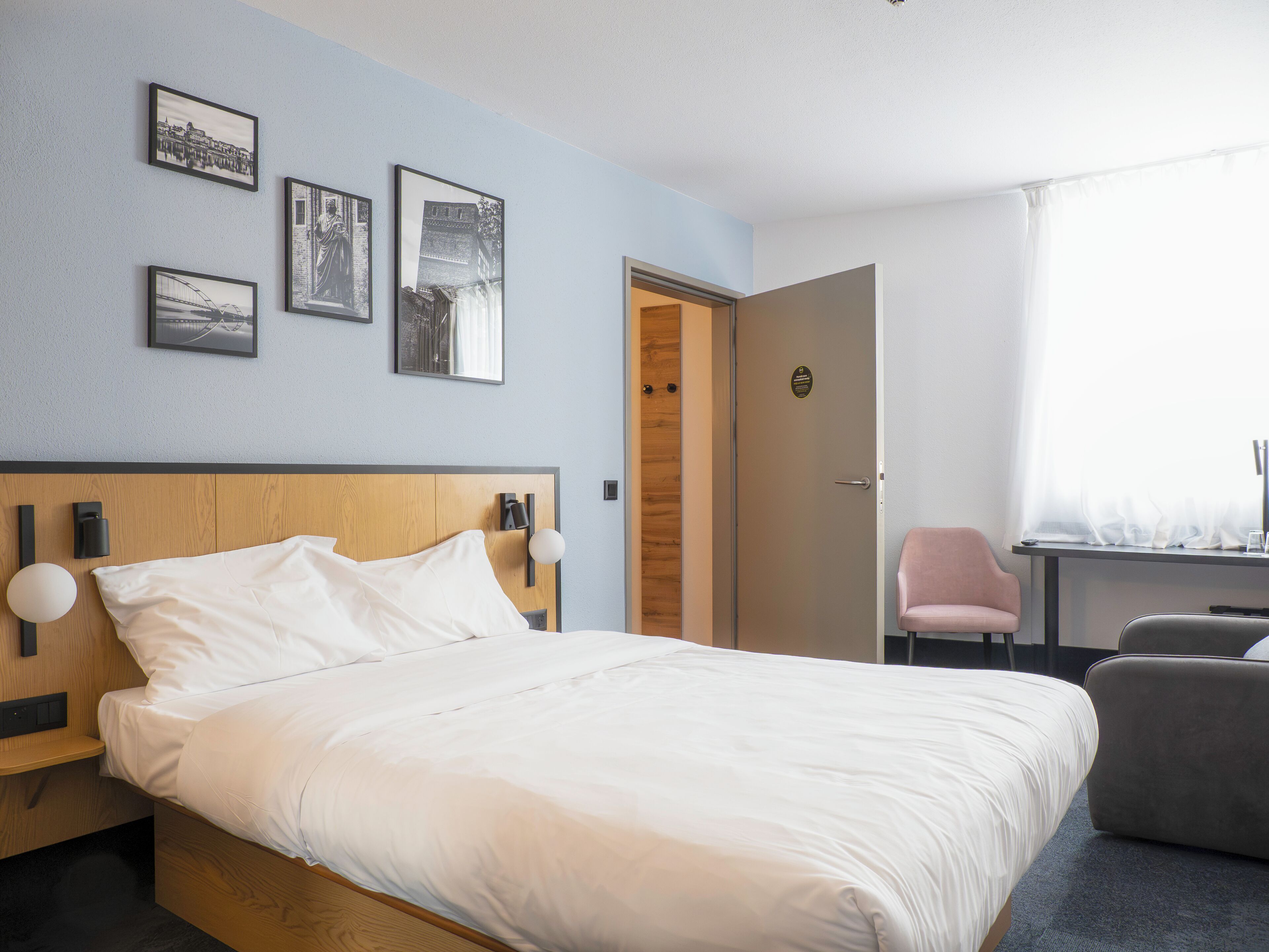 desk, blackout curtains, soundproofing, free cots/infant beds