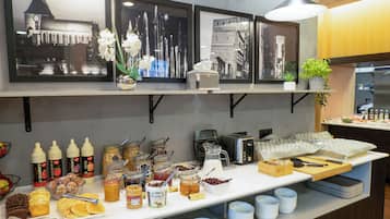 Daily buffet breakfast (PLN 49 per person)