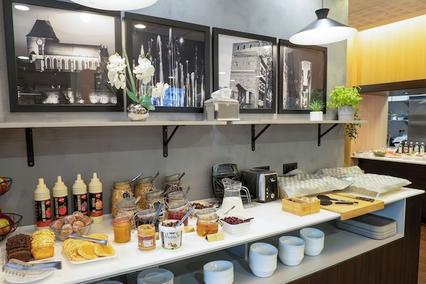 Daily buffet breakfast (PLN 49 per person)