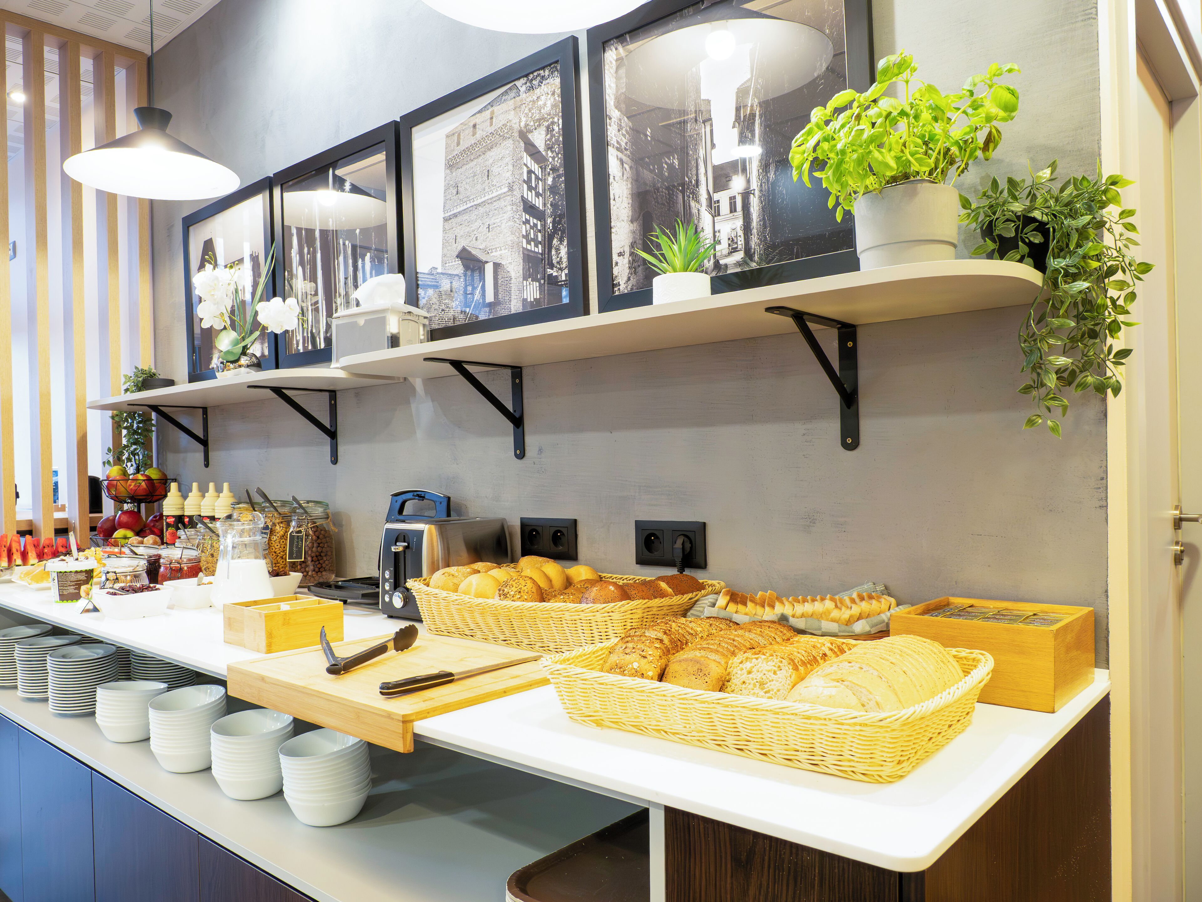 daily buffet breakfast (pln 49 per person)