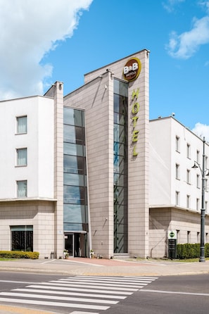 A modern hotel building with a prominent glass facade and a sign indicating it is a R&B hotel. - B&B Hotel Torun (Torun)
