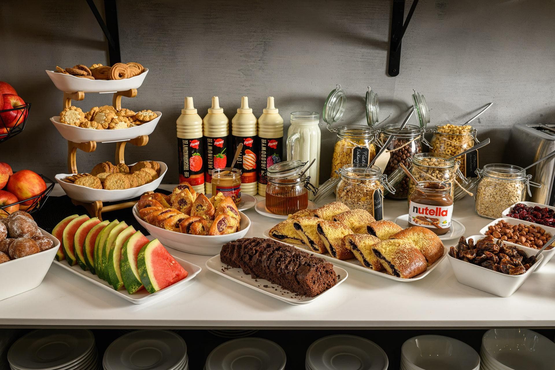 Une table de buffet proposant divers plats et accompagnements.
