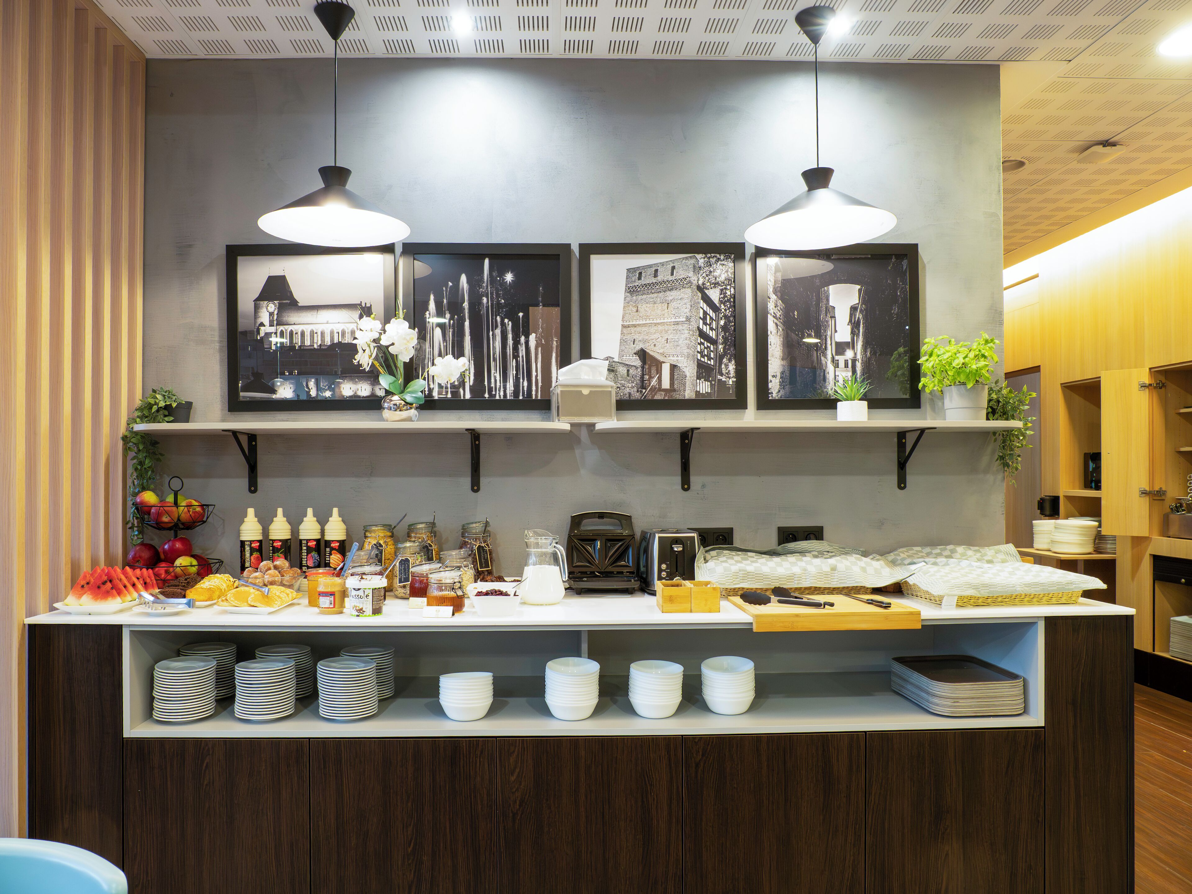 daily buffet breakfast (pln 49 per person)