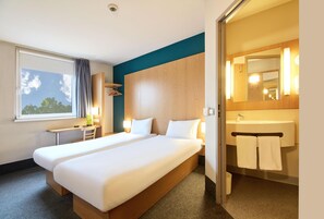 Standard Twin Room, 2 Twin Beds | 1 bedroom, desk, blackout drapes, soundproofing