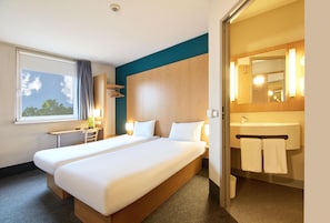 Standard Twin Room, 2 Twin Beds | 1 bedroom, desk, blackout drapes, soundproofing