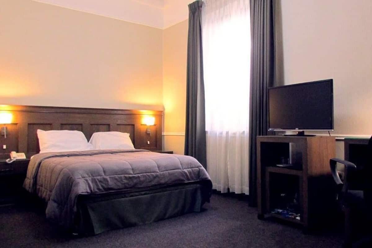 Suite, 1 cama de matrimonio | Minibar, caja fuerte, escritorio y camas supletorias