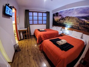 Caixa forta a l'habitació i espai de treball apte per a portàtils 