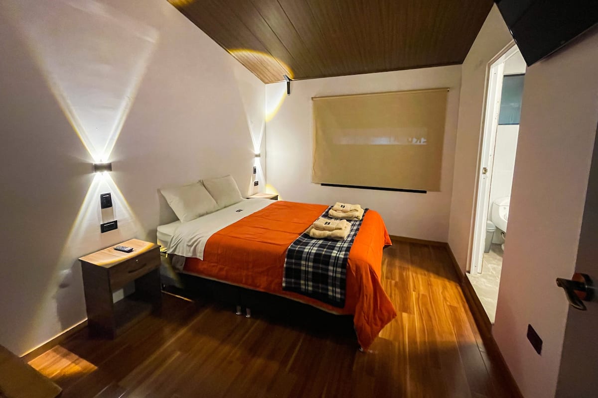 Quarto casal clássico | Cofres nos quartos, espaço de trabalho para notebook, Wi-Fi de cortesia