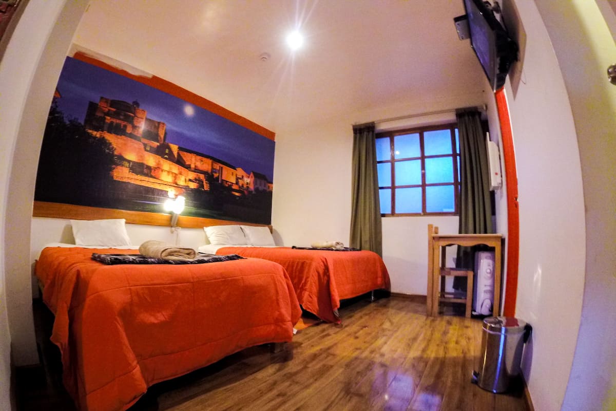 Quarto casal clássico | Cofres nos quartos, espaço de trabalho para notebook, Wi-Fi de cortesia