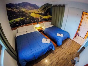 Habitació doble | Caixa forta a l'habitació i espai de treball apte per a portàtils 