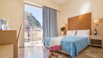 In-room safe, soundproofing, iron/ironing board, free WiFi