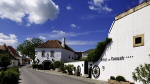 A white building with a sign that reads "Hotel zur Post". - Herberge an der Nikolauszeche (Purbach am Neusiedlersee)