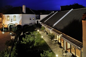 Fassade der Unterkunft – Abend/Nacht